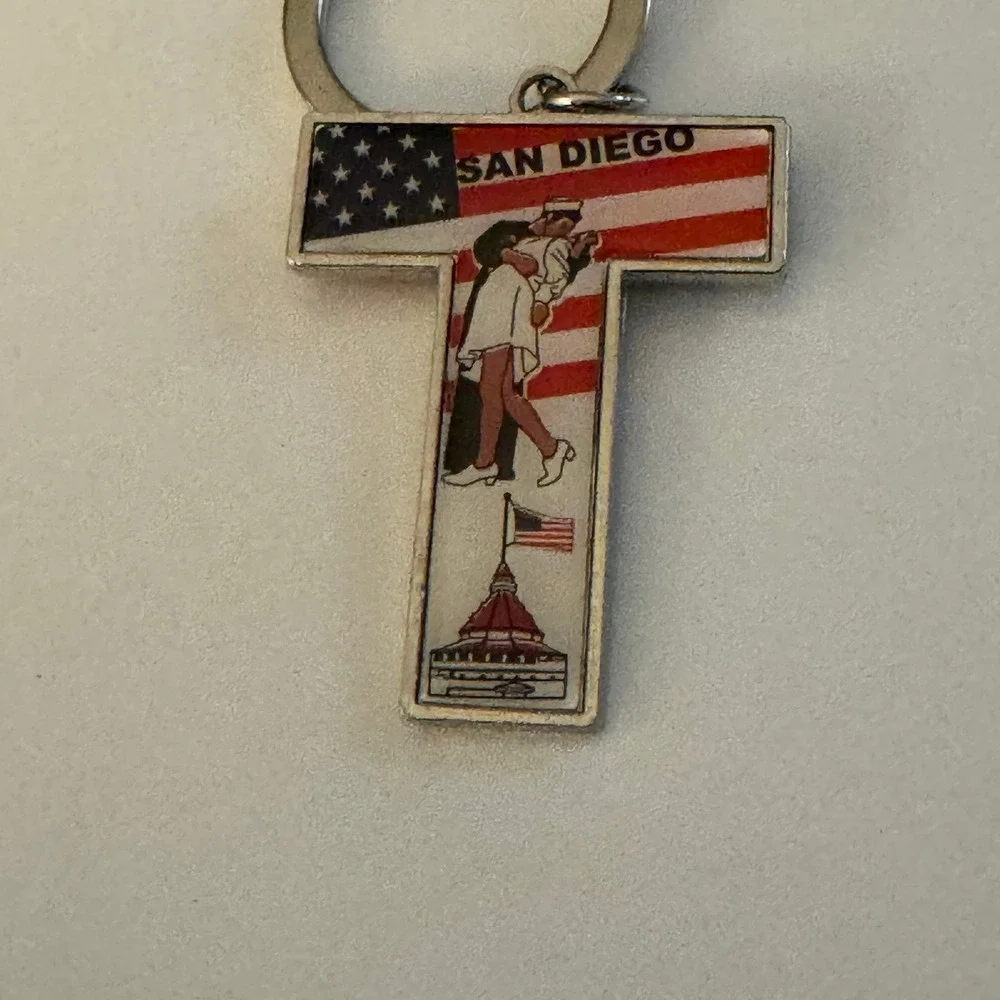 San Diego Souvenir Keychain US Navy Kissing Sailor VJ Day‎ Landmark